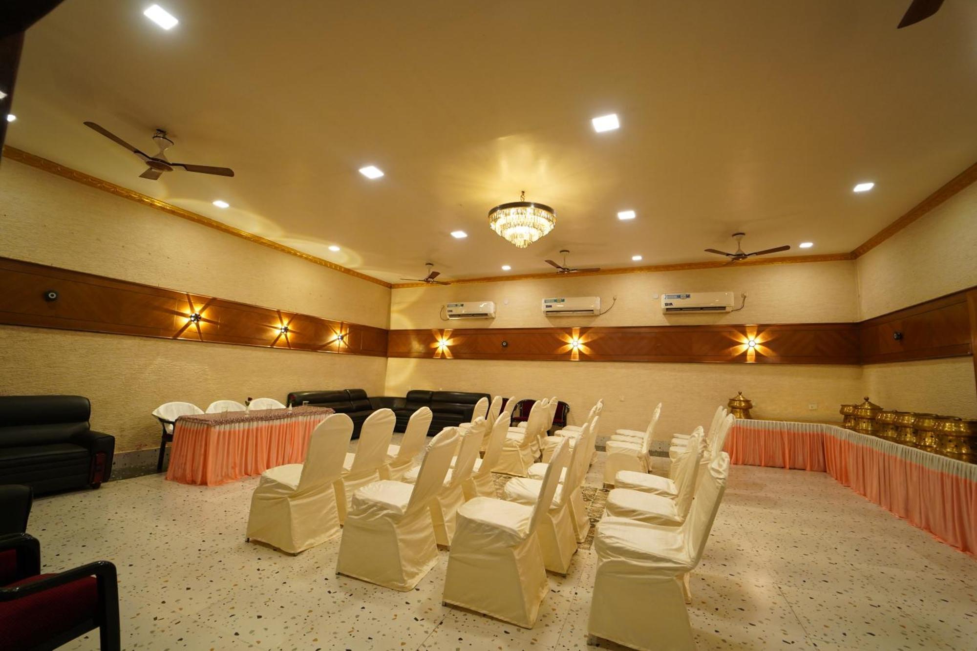 Hotel Ananta Sayana Μπουμπάνεσβαρ Εξωτερικό φωτογραφία