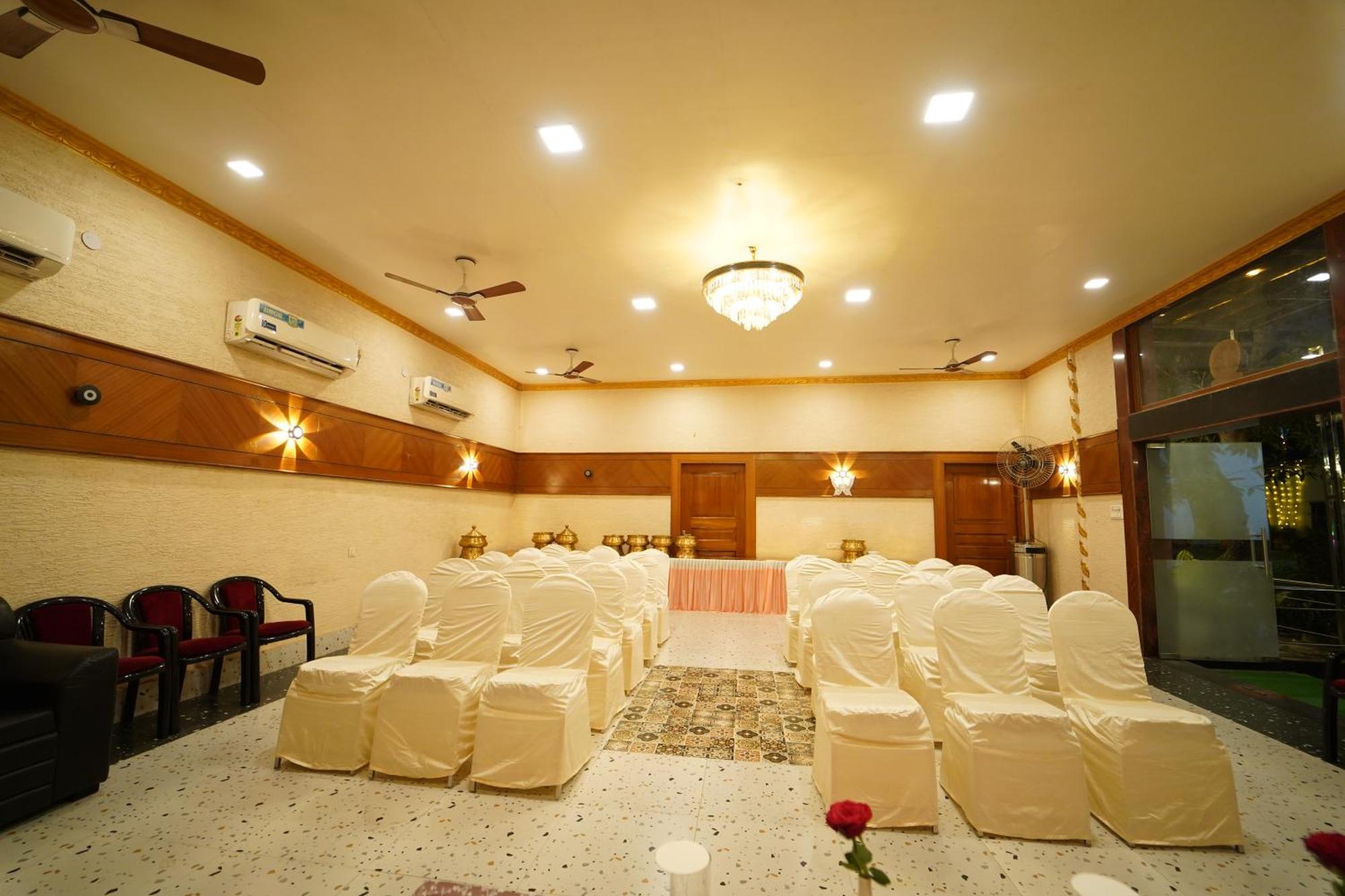 Hotel Ananta Sayana Μπουμπάνεσβαρ Εξωτερικό φωτογραφία