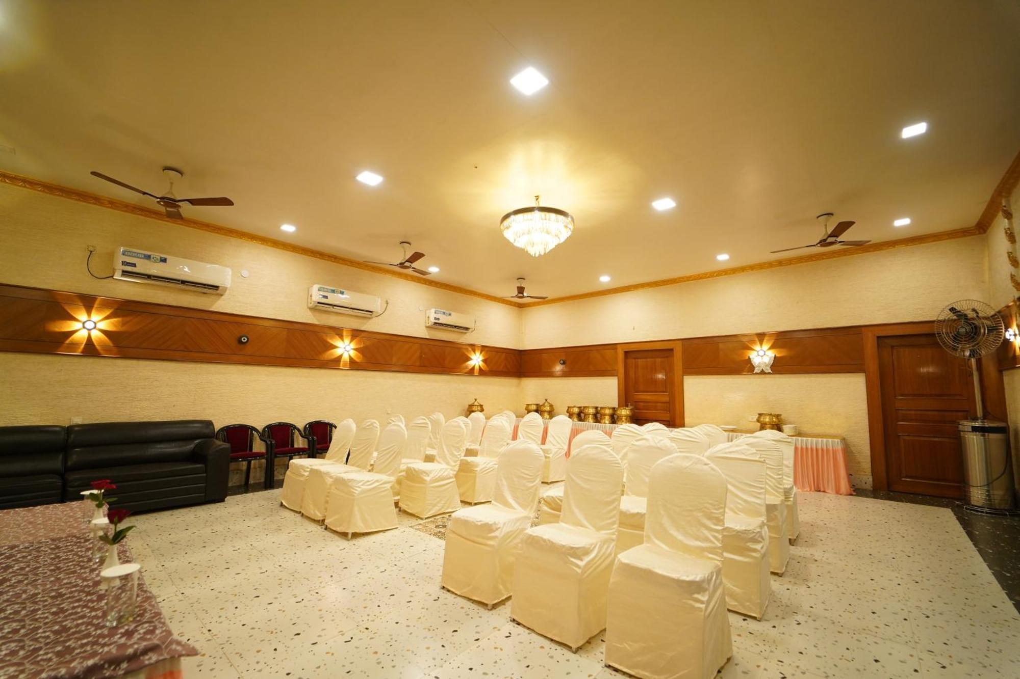 Hotel Ananta Sayana Μπουμπάνεσβαρ Εξωτερικό φωτογραφία