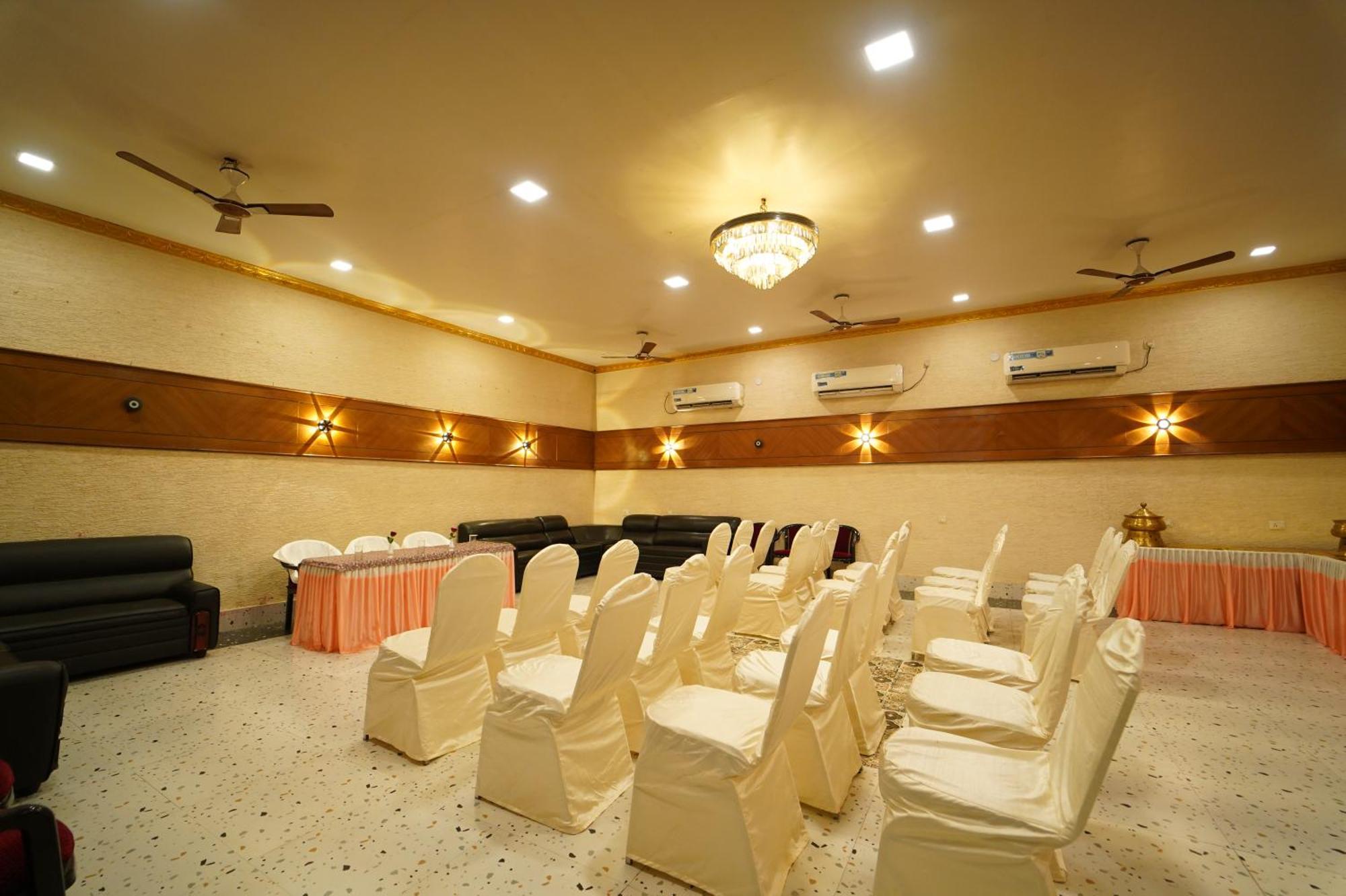 Hotel Ananta Sayana Μπουμπάνεσβαρ Εξωτερικό φωτογραφία